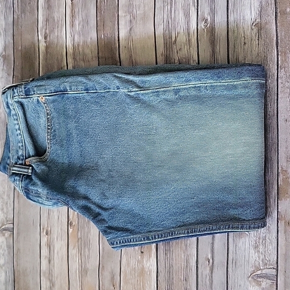 Levi's relaxed fit medium wash jeans with 31" inseam - Picture 2 of 14